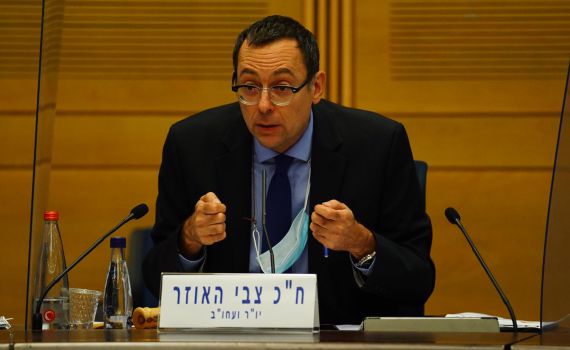 לאחר שלא חש בטוב: צבי האוזר פונה לבית החולים