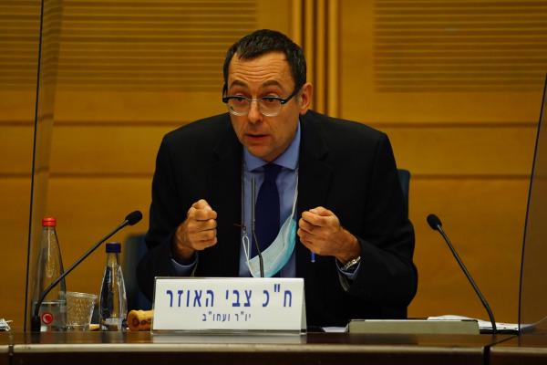 לאחר שלא חש בטוב: צבי האוזר פונה לבית החולים