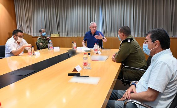 גנץ: בכפר חב"ד התגלו יותר מ- 60 מאומתים, נקצה סיוע