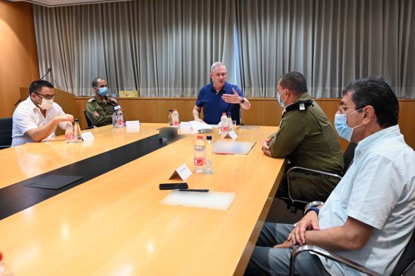 גנץ: בכפר חב"ד התגלו יותר מ- 60 מאומתים, נקצה סיוע