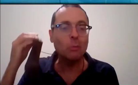 הח"כ מדגים: איך לא צריך וכן צריך לחבוש מסיכה? צפו