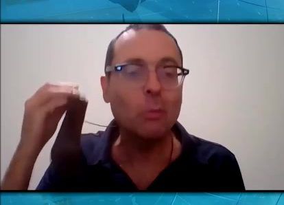 הח"כ מדגים: איך לא צריך וכן צריך לחבוש מסיכה? צפו