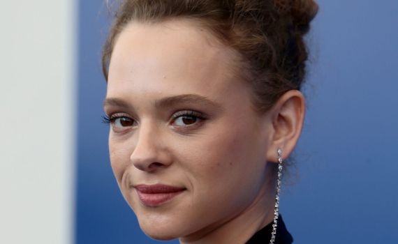 אכזבה: שירה האס לא תצעד על השטיח האדום באמי