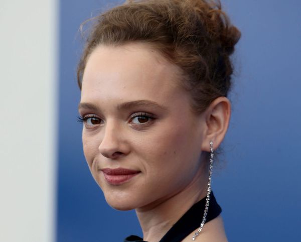 אכזבה: שירה האס לא תצעד על השטיח האדום באמי