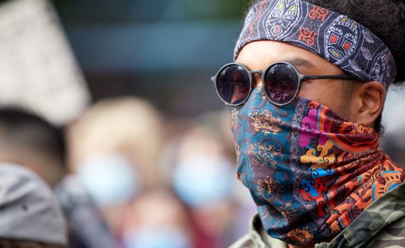 לשים מטפחת: המסכה של הפאשניסטות