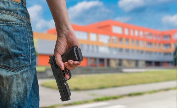 סטודנטים ירו וזרקו ראש כבש אל בית מנהל המכללה