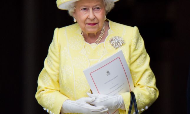  מלכת אנגליה בזום מספקת הצצה לאופנת הבית שלה