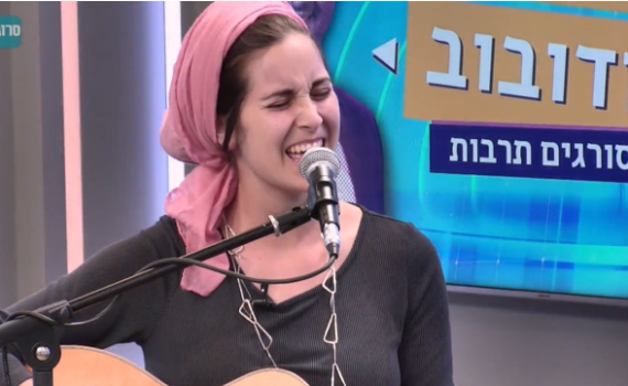 צפו: יונינה בביצוע מרגש ללהיט של עקיבא באולפן