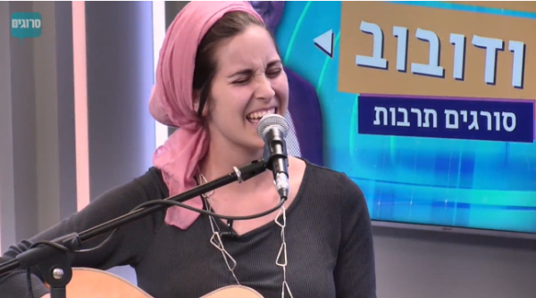 צפו: יונינה בביצוע מרגש ללהיט של עקיבא באולפן