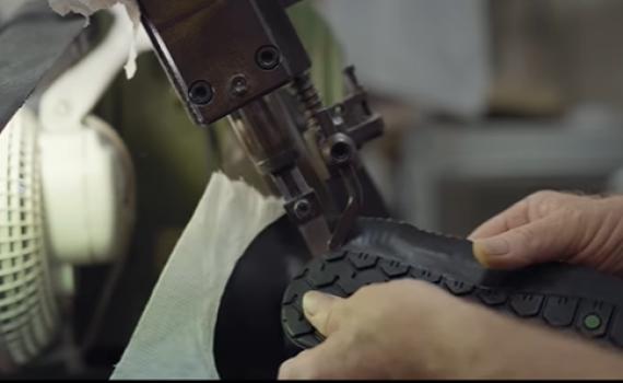 צפו: כך מייצרים את הסנדל הפופולרי במגזר