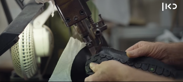 צפו: כך מייצרים את הסנדל הפופולרי במגזר