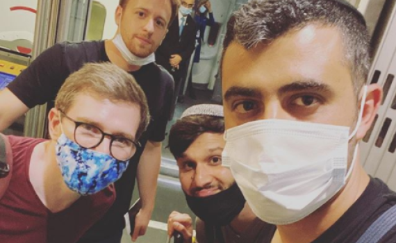 צפו: ישי ריבו עלה על טיסה – כדי לשמח חתן וכלה