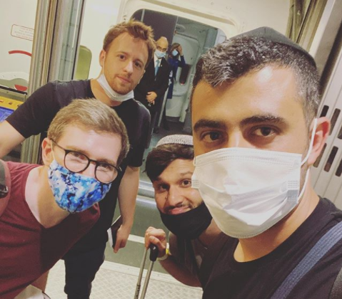 צפו: ישי ריבו עלה על טיסה – כדי לשמח חתן וכלה