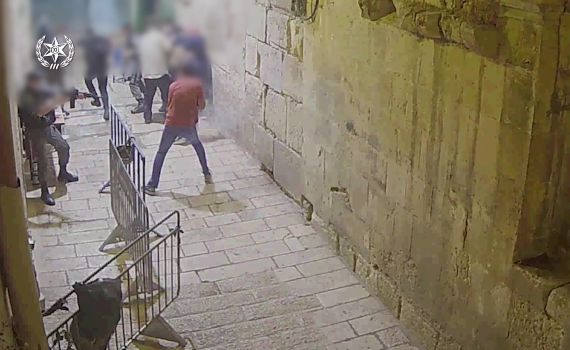 המחבל מתנפל, הלוחם נפגע ויורה: תיעוד הפיגוע