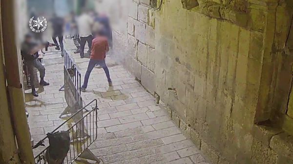 המחבל מתנפל, הלוחם נפגע ויורה: תיעוד הפיגוע