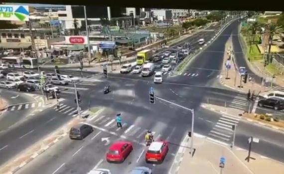 צפו: המחבל מהפיגוע בפתח תקווה ברגעי המנוסה