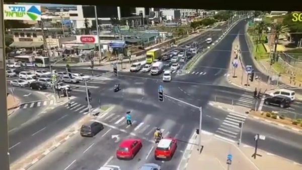 צפו: המחבל מהפיגוע בפתח תקווה ברגעי המנוסה