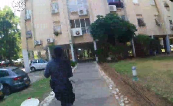 מעצר פורצים על חם: צפו בתיעוד ממצלמת הגוף