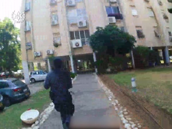 מעצר פורצים על חם: צפו בתיעוד ממצלמת הגוף