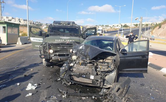 פלסטיני גנב רכב ונמלט: התנגש בניידת של מג"ב
