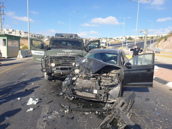 פלסטיני גנב רכב ונמלט: התנגש בניידת של מג"ב