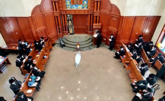 גלריה: מיטתו של האדמו"ר מסדיגורא בבית המדרש