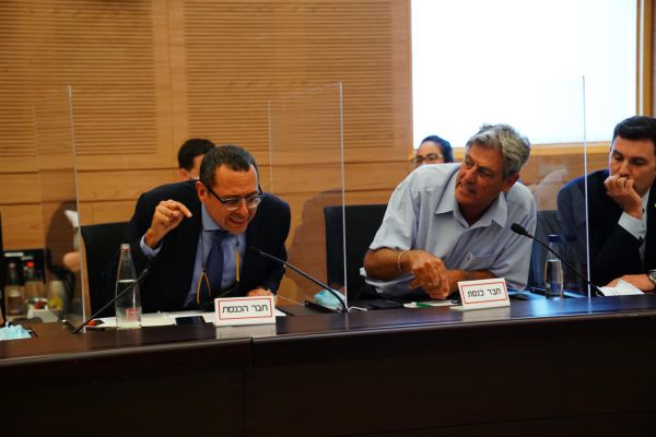 רגעי הכרעה: ועדת הכנסת דנה בחוק לדחיית התקציב