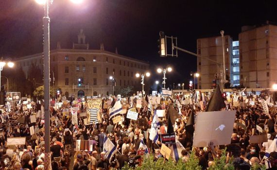 עשרות אלפי מפגינים בי-ם, עצורים ברחבי הארץ