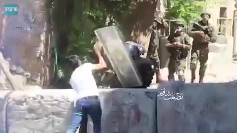 מחבל מיידה אבנים לעבר לוחמים מטווח אפס. תיעוד