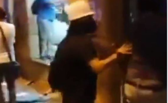 אנרכיה בלבנון: מפגינים בוזזים את מטה איגוד הבנקים