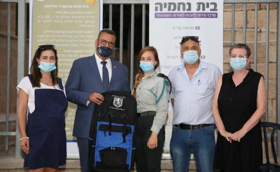 תיק לכל מתגייס: ראש העיר ירושלים העניק שי למתגייסים