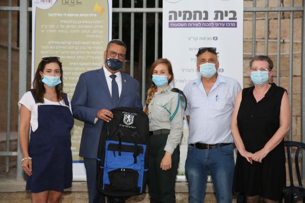 תיק לכל מתגייס: ראש העיר ירושלים העניק שי למתגייסים