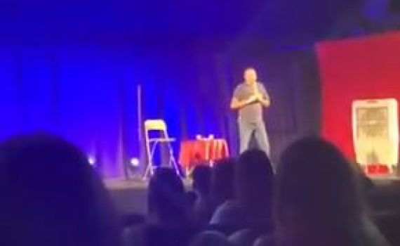 כששר התרבות חילי טרופר הגיע להופעה של אדיר מילר