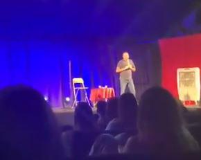 כששר התרבות חילי טרופר הגיע להופעה של אדיר מילר