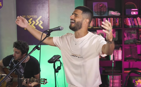 הופתענו: עדן חסון בביצוע מיוחד ללהיט של עקיבא
