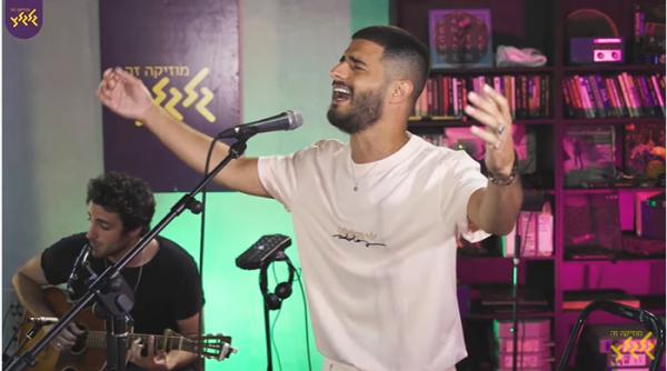 הופתענו: עדן חסון בביצוע מיוחד ללהיט של עקיבא