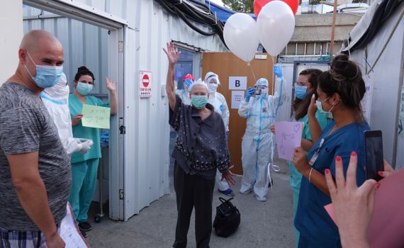אחרי 99 יום: בת 74 החלימה ושוחררה ממחלקת הקורונה