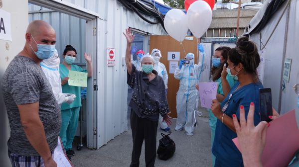 אחרי 99 יום: בת 74 החלימה ושוחררה ממחלקת הקורונה