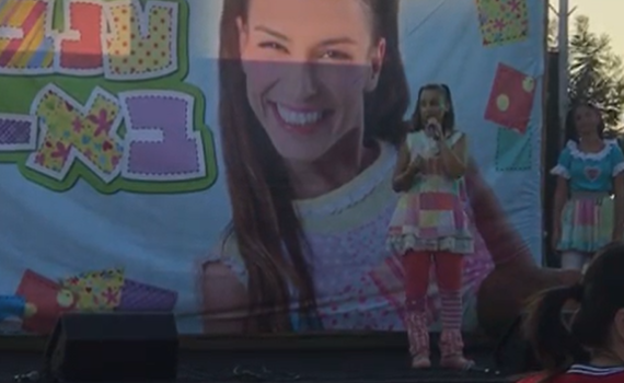 צפו: לאחר 5 חודשים, כוכבת הילדים פרצה בבכי בהופעה