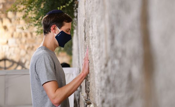 לפני הטיסה לאבו דאבי: ג'ארד קושנר בתפילה בכותל