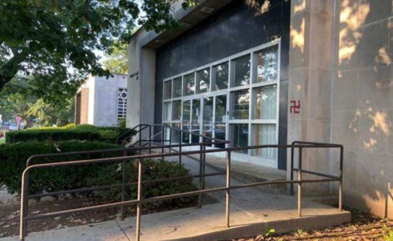 האנטישמיות בארה"ב: צלב קרס רוסס על דלת בית כנסת