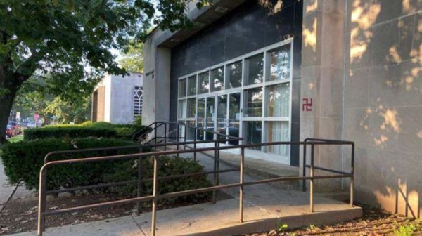 האנטישמיות בארה"ב: צלב קרס רוסס על דלת בית כנסת