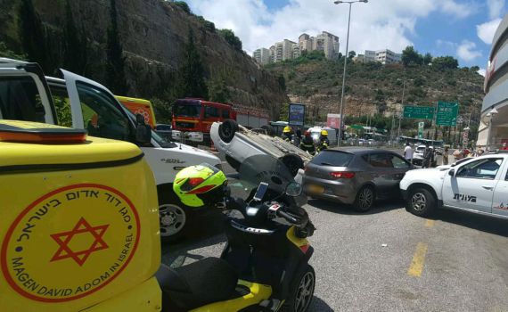 רכב התהפך ביציאה ממנהרות הכרמל; 5 פצועים