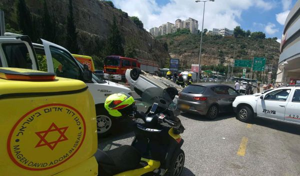 רכב התהפך ביציאה ממנהרות הכרמל; 5 פצועים