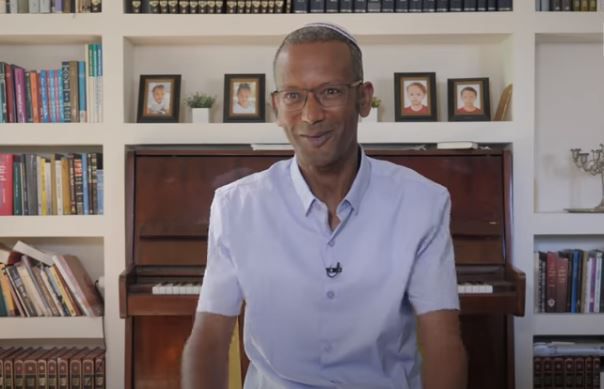 צפו: הרב שרון שלום, הרב האתיופי שמדבר יידיש