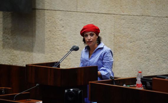 תהלה פרידמן דומעת בנאום בכורה: "נגזר עלינו לחיות יחד"