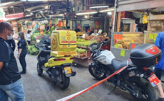 קטטה בשוק הכרמל: בן 41 דקר בן 16; מצבו קשה