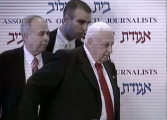 שותפי הסוד של אריק שרון חושפים סודות מאחורי הקלעים. צפו