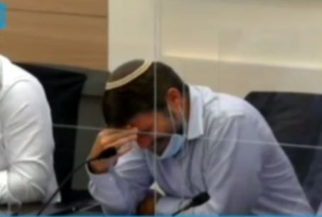 סמוטריץ' מתפוצץ מצחוק ולא מצליח לסיים משפט.צפו