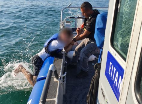 אותר באפיסת כוחות: בן 19 נסחף לעומק הים בהרצליה